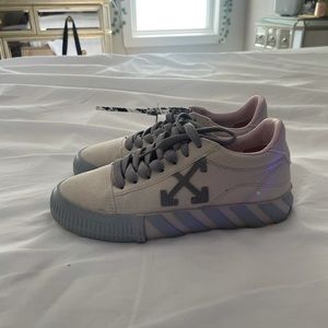 off white size 6-7 ish rarely worn great condition